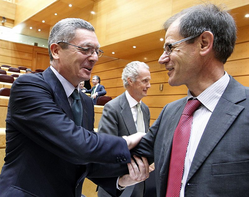 El ex ministro de Justicia, Alberto Ruiz-Gallardón saluda en el Senado al exatleta Abel Antón.