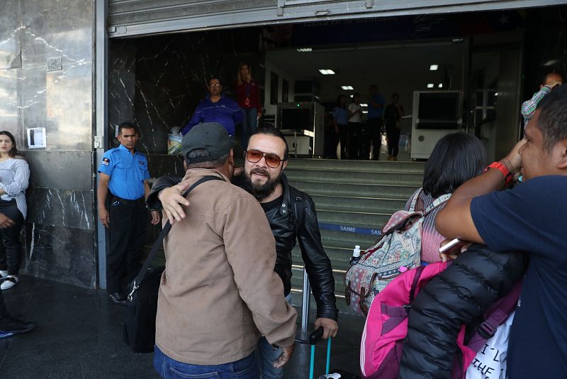 El periodista de la agencia Efe Leonardo Muñoz tras ser liberado este jueves en Caracas (Venezuela).