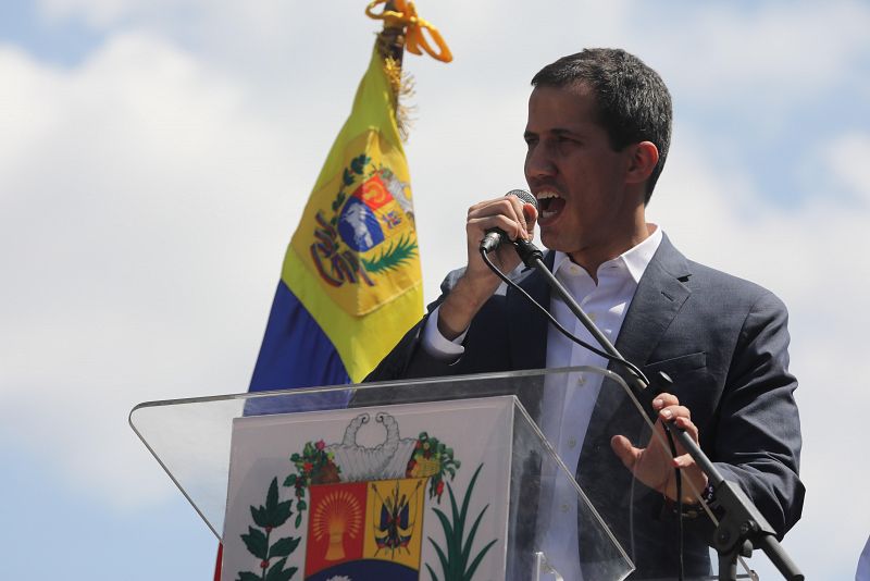 El presidente de la Asamblea Nacional de Venezuela, Juan Guaidó, pronuncia un discurso en una marcha opositora en Caracas