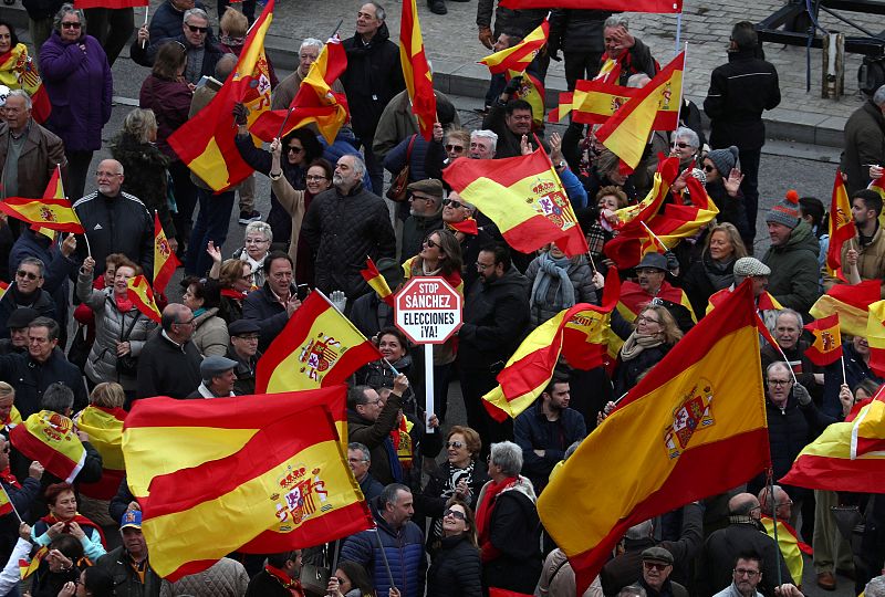 Banderas de España ondean en la plaza de Colón en Madrid
