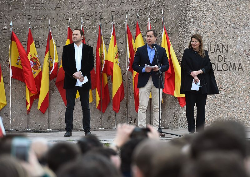 Los periodistas Carlos Cuesta (en el centro de la imagen), María Claver y Albert Castillón han leído un manifiesto durante la concentración convocada por PP, Ciudadanos y VOX en la plaza de Colón de Madrid