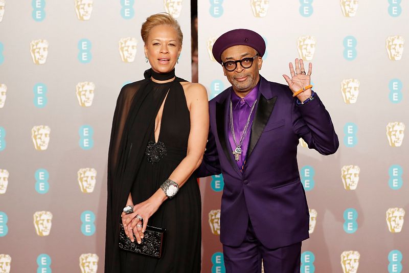 Spike Lee, nominado en la categoría de mejor Director por 'Infiltrado en el KKKlan', posa junto a su mujer, Tonya Lewis Lee