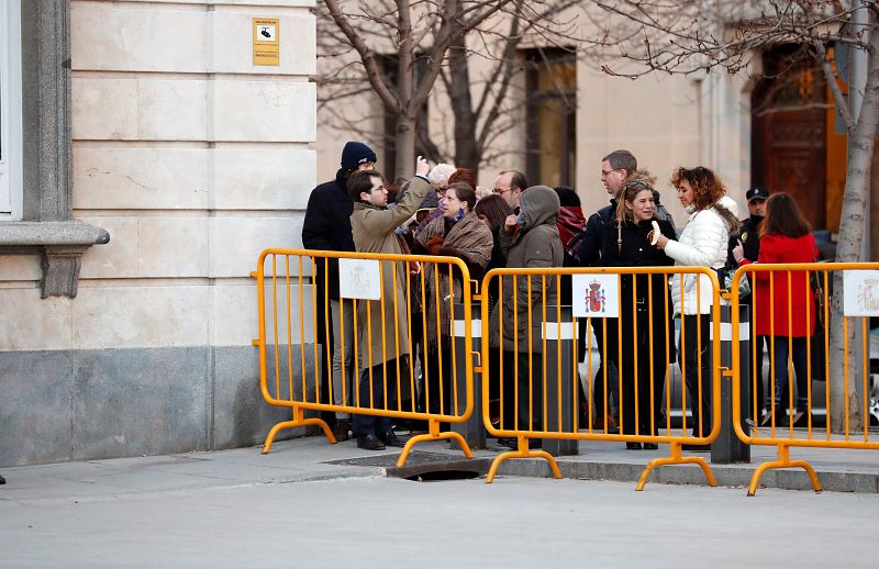 Periodistas acreditados para el juicio del 'procés' esperan a las puertas del Tribunal Supremo