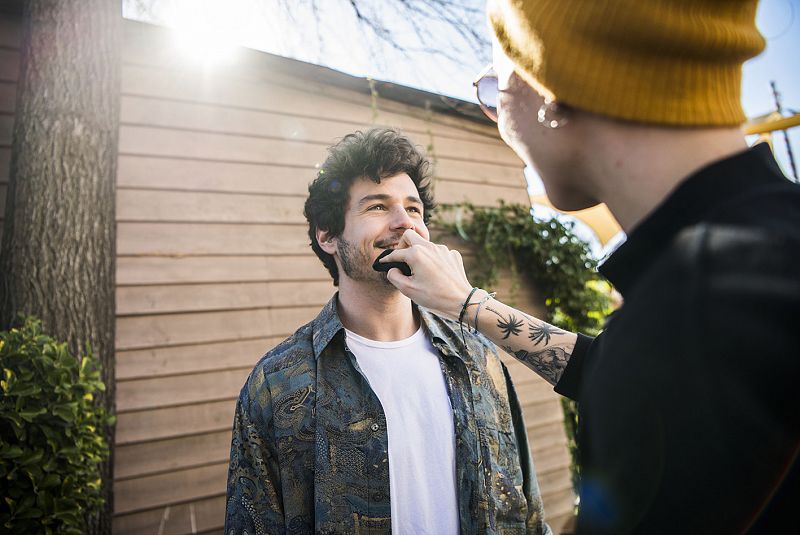 Miki durante el rodaje del videoclip de 'La venda'