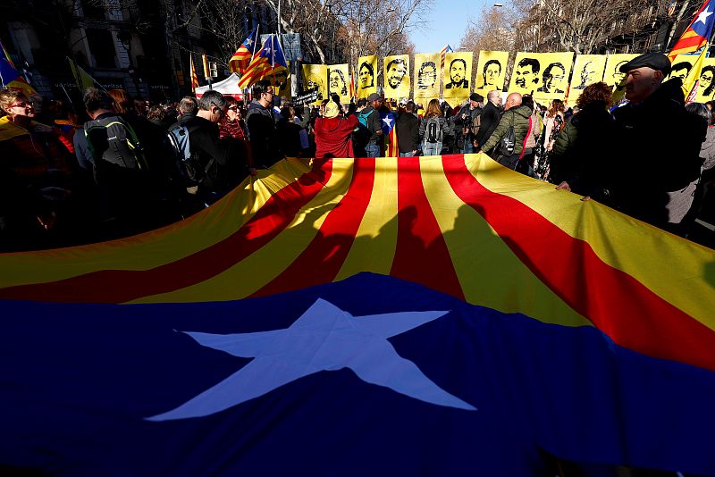 Un grupo de manifestantes separatistas porta una gran estelada