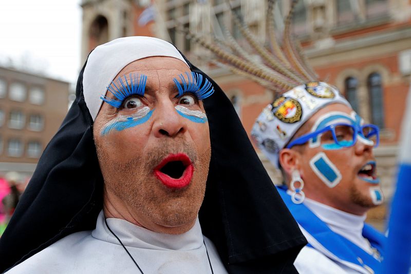 La gente desfila disfrazada en la marcha de carnaval en Dunquerque