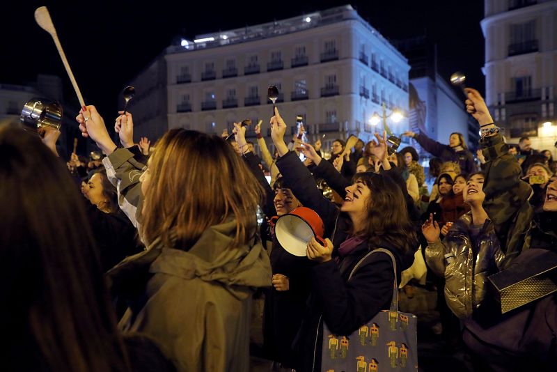 "Huelga, huelga, huelga feminista"; "Sola, borracha, quiero llegar a casa" o "aquí estamos las feministas" son algunos de los cánticos que se han escuchado en la protesta.