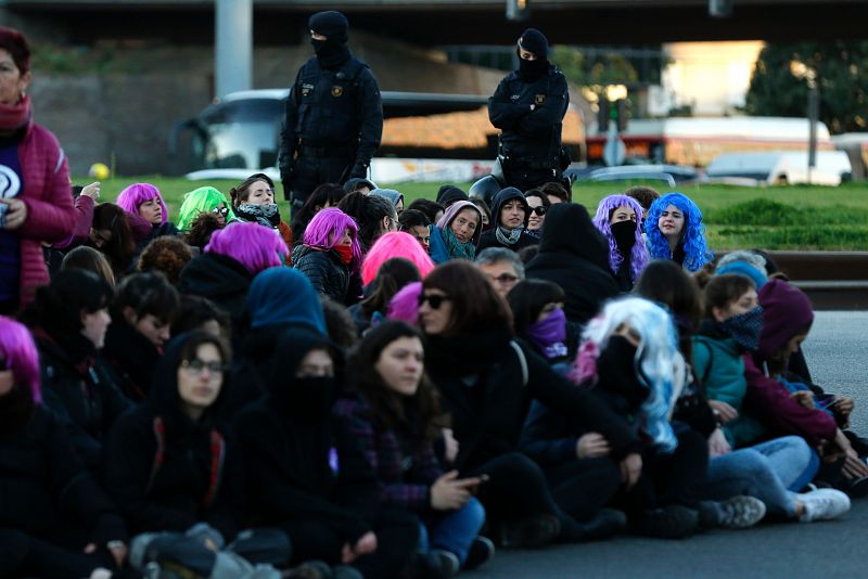 Manifestantes bloquean la calle Gran Vía durante una protesta que marca el Día Internacional de la Mujer en Barcelona el 8 de marzo de 2019.