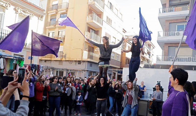 Huelga 8-M en Valencia - Cánticos y actuación de piquetes informativos abren la jornada del 8 de Marzo