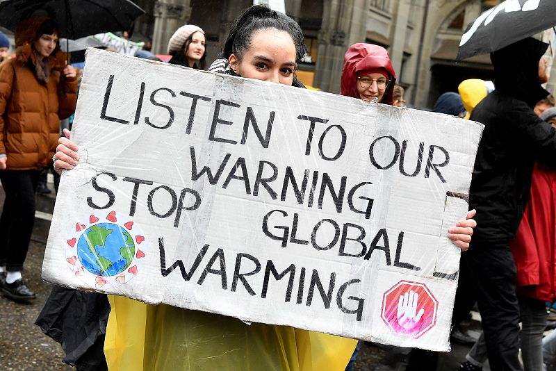 Miles de jóvenes suizos alzan la voz contra el cambio climatico