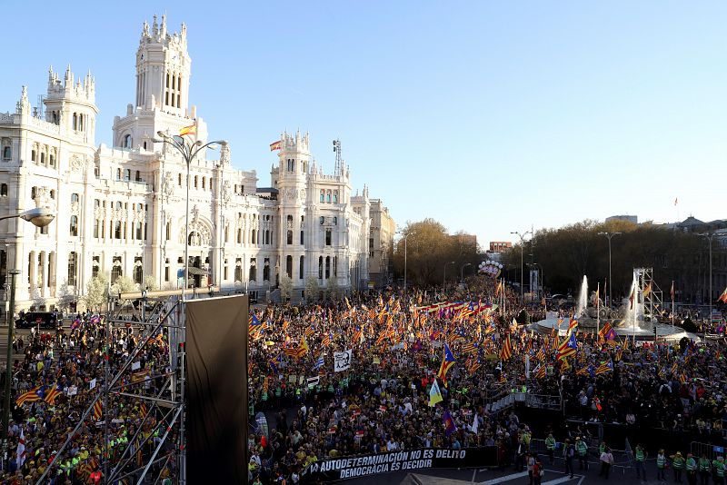 Miles de personas en la plaza Cibeles manifestándose por el derecho a decidir