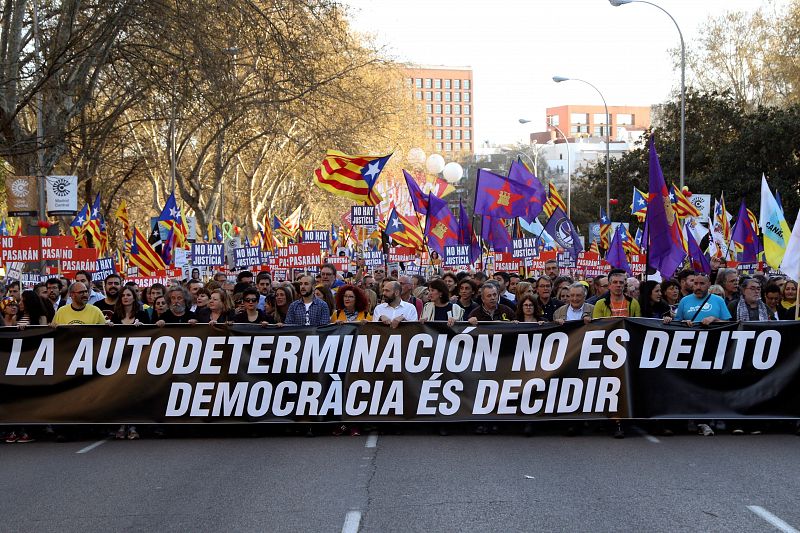 Cabecera de la manifestación antes del inicio de la marcha por el Paseo del Prado en Madrid
