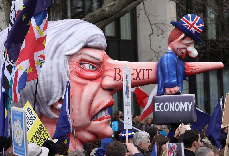 Una marioneta de la primera ministra británica, Theresa May