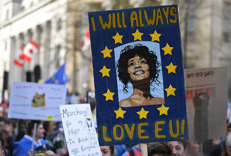 Una pancarta en la que se lee "Siempre te amaré UE"
