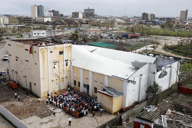 Un grupo de fieles atiende un servicio religioso en el exterior después de que su iglesia quedara destruida tras el paso de Idai en Beira, Mozambique