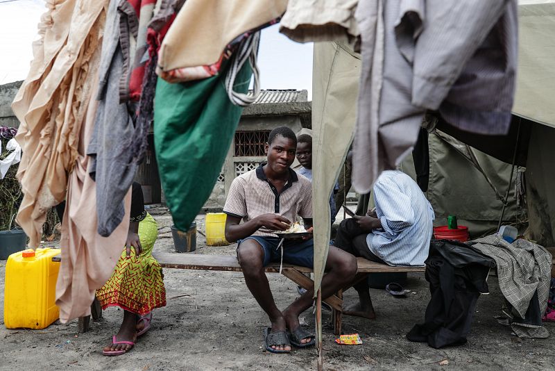 Un hombre comiendo en un campamento en Tica, en la provincia de Sofala, en el centro de Mozambique