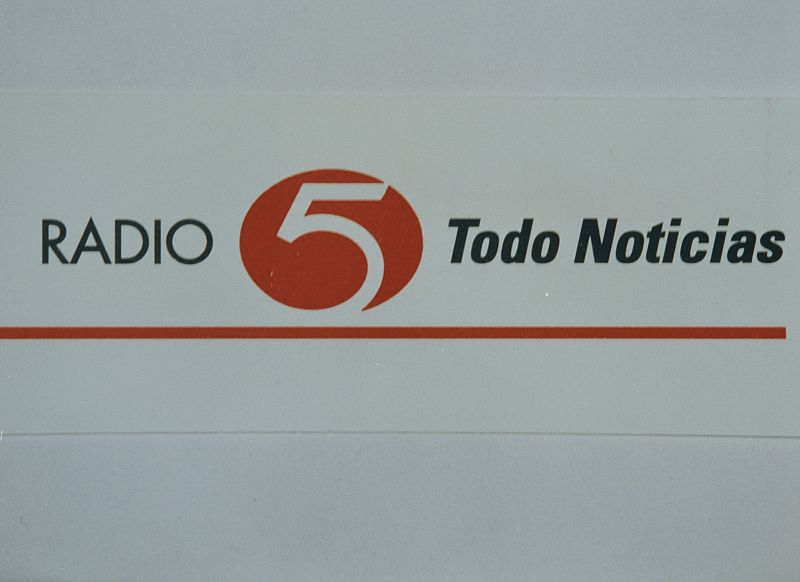 Primer logo de Radio 5