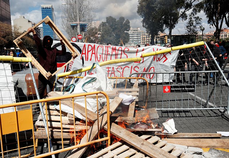 Un grupo de independentistas construye una barricada