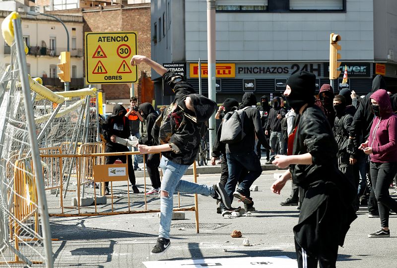 Un grupo de independentistas arroja objetos a los Mossos durante las protestas organizadas contra el acto de Vox en Barcelona