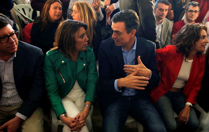 Pedro Sánchez habla con Susana Díaz durante el acto previo al inicio de campaña.