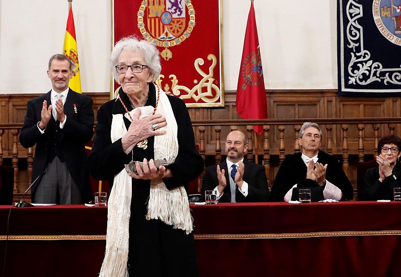Ida Vitale tras recibir el Cervantes en el Paraninfo de la Universidad de Alcalá de Henares.