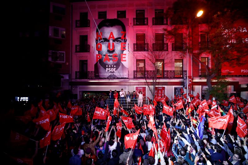 El PSOE celebra en Ferraz su victoria electoral