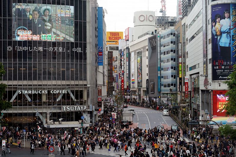Una pantalla gigante retransmite noticias sobre la abdicación de Akihito, en el barrio de Shibuya, en Tokio.