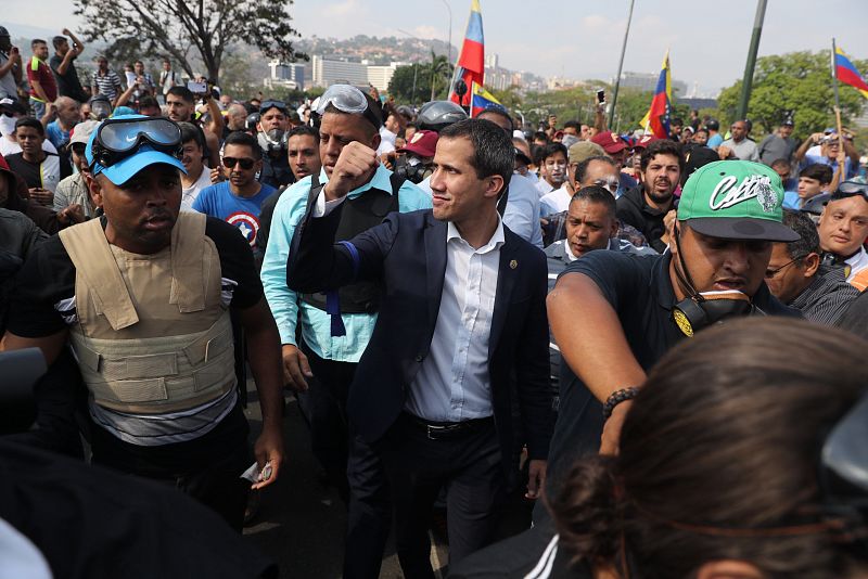 El presidente de la Asamblea Nacional, Juan Guaid&oacute; participa en una manifestaci&oacute;n en apoyo a su levantamiento contra el gobierno de Nicol&aacute;s Maduro este martes, en Caracas (Venezuela). 