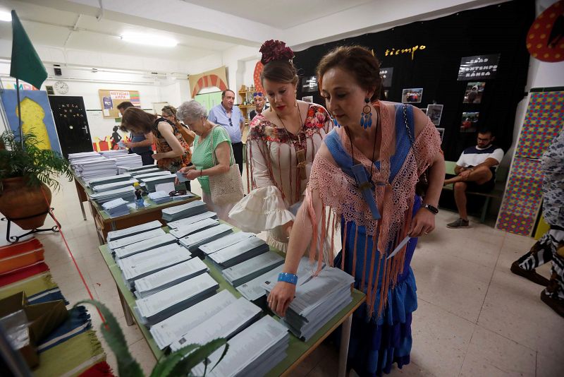 Dos mujeres con traje de flamencan votan este 26M en Córdoba