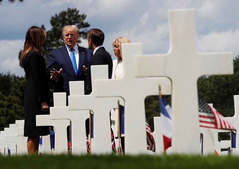 Los presidentes de EE.UU. y Francia y sus esposas, Melania Trump y Brigitte Macron, charlan en el cementerio americano de Normandía.