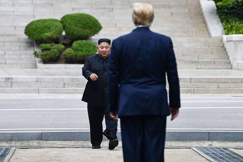 Trump y Kim caminan desde ambas Coreas para encontrarse en la frontera