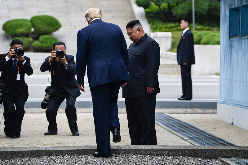 Donald Trump entra en Corea del Norte, primer presidente de EE.UU. en hacerlo