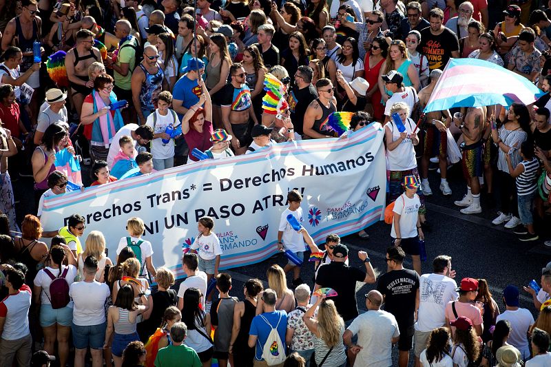 Vista de la manifestación del Orgullo a su paso por el Ayuntamiento de Madrid en la plaza de Cibeles