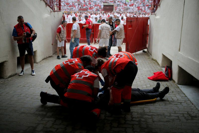 Los servicios de emergencias atienden a uno de los corredores heridos durante el primer encierro de los Sanfermines 2019.