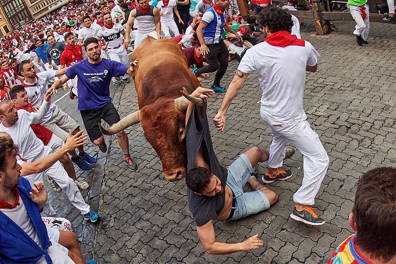 Los toros de la ganadería sevillana de Miura, a su paso por el tramo de Telefónica. 