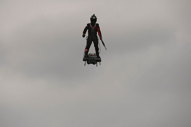 Franky Zapata, director ejecutivo de Zapata, pilota el 'Flyboard' sobre los Campos Elíseos