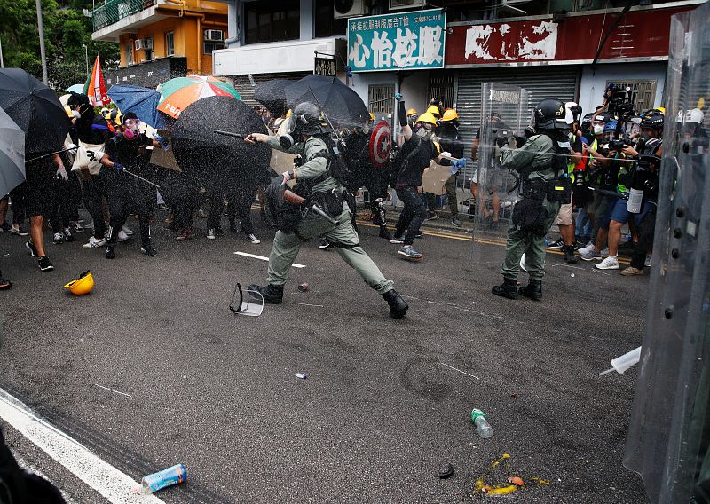 La policía carga contra los manifestantes