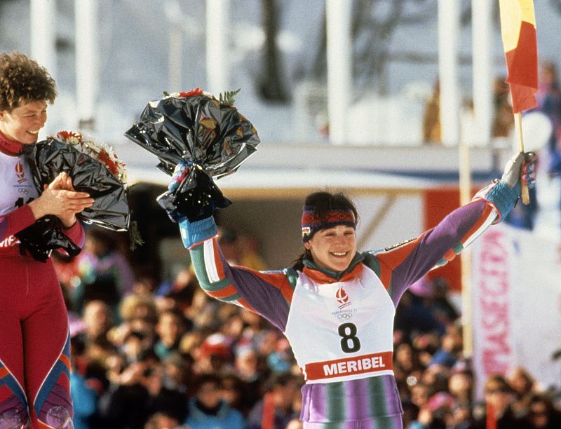 Blanca Fernández Ochoa saluda desde el podio, tras conseguir la medalla de bronce en la prueba de eslalon gigante en los Juegos Olímpicos de Invierno de Albertville en 1992