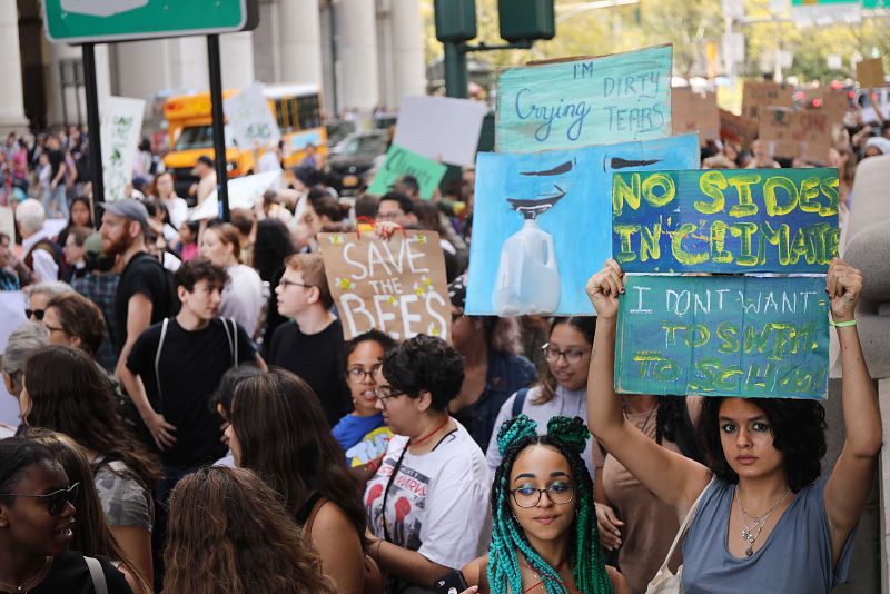 Miles de estudiantes recorren las calles de Nueva York para reclamar medidas contra el cambio climático
