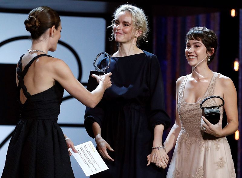 Las actrices Nina Hoss y Greta Fernández reciben de manos de Barbara Lennie la Concha de Plata a la Mejor Actriz