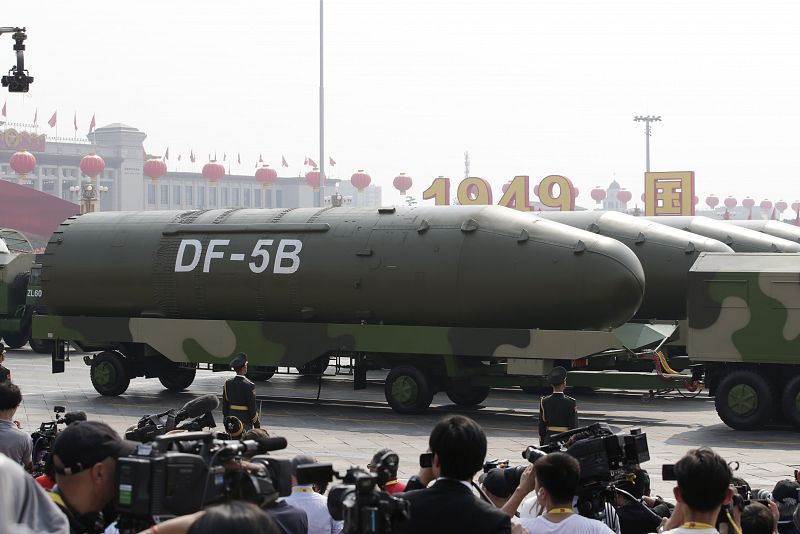 Vehículos militares portan misiles balísticos intercontinentales DF-5B.
