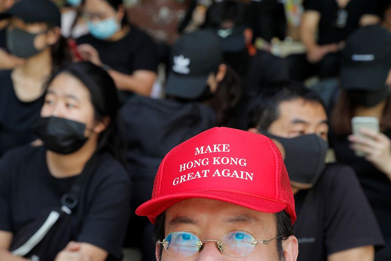 Un manifestante antigubernamental lleva un sombrero de "Make Hong Kong Great Again" cuando se une a otros manifestantes en una manifestación en el patio de Southorn en el distrito de Wan Chai