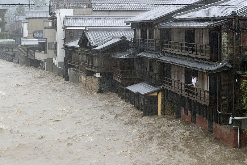 Un hombre observa desde su balcón una calle inundada de Ise a causa de la aproximación del tifón Hagibis.