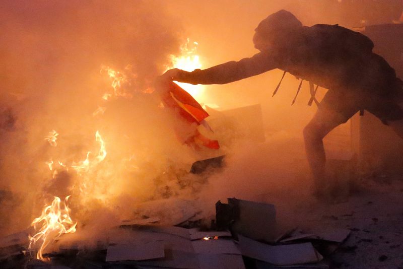 Independentistas queman mobiliario urbano en el Paseo de Gracia durante la movilización convocada por los CDR. 