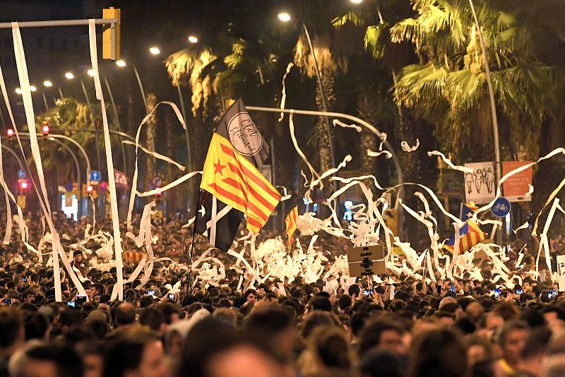 Els concentrats llancen paper de vàter durant una protesta convocada pels CDR