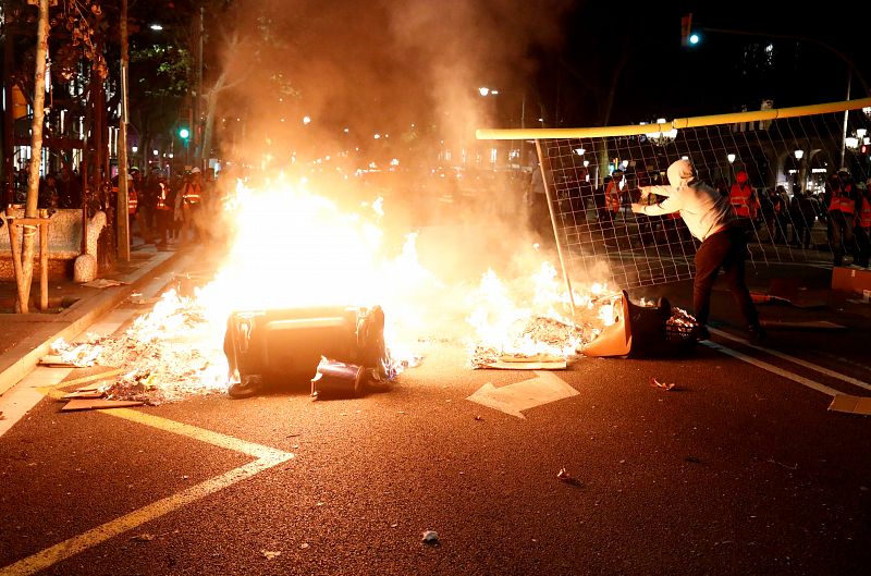 Después de una semana sin altercados violentos en las calles de Barcelona, los manifestantes radicales han vuelto a prender barricadas de fuego.