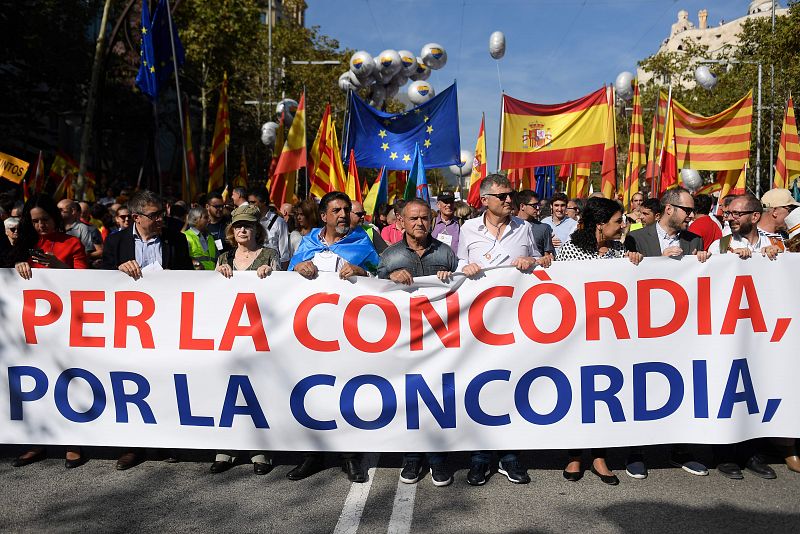 Manifestantes piden "concordia" durante la marcha en contra del procés en Barcelona