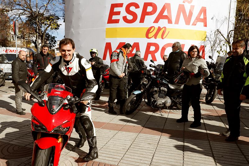 Albert Rivera parte en motocicleta hacia Valladolid