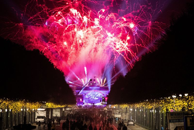 Fuegos artificiales sobre la Puerta de Brandeburgo