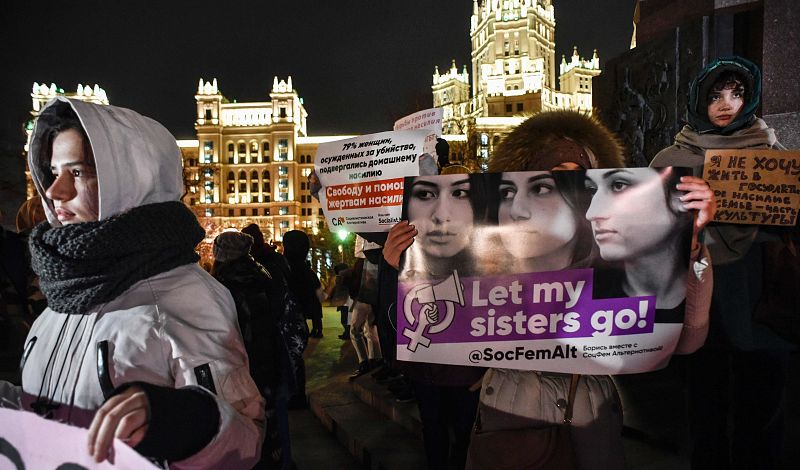Un grupo de manifestantes sostiene pancartas en defensa de los derechos de la mujer en Moscú.  